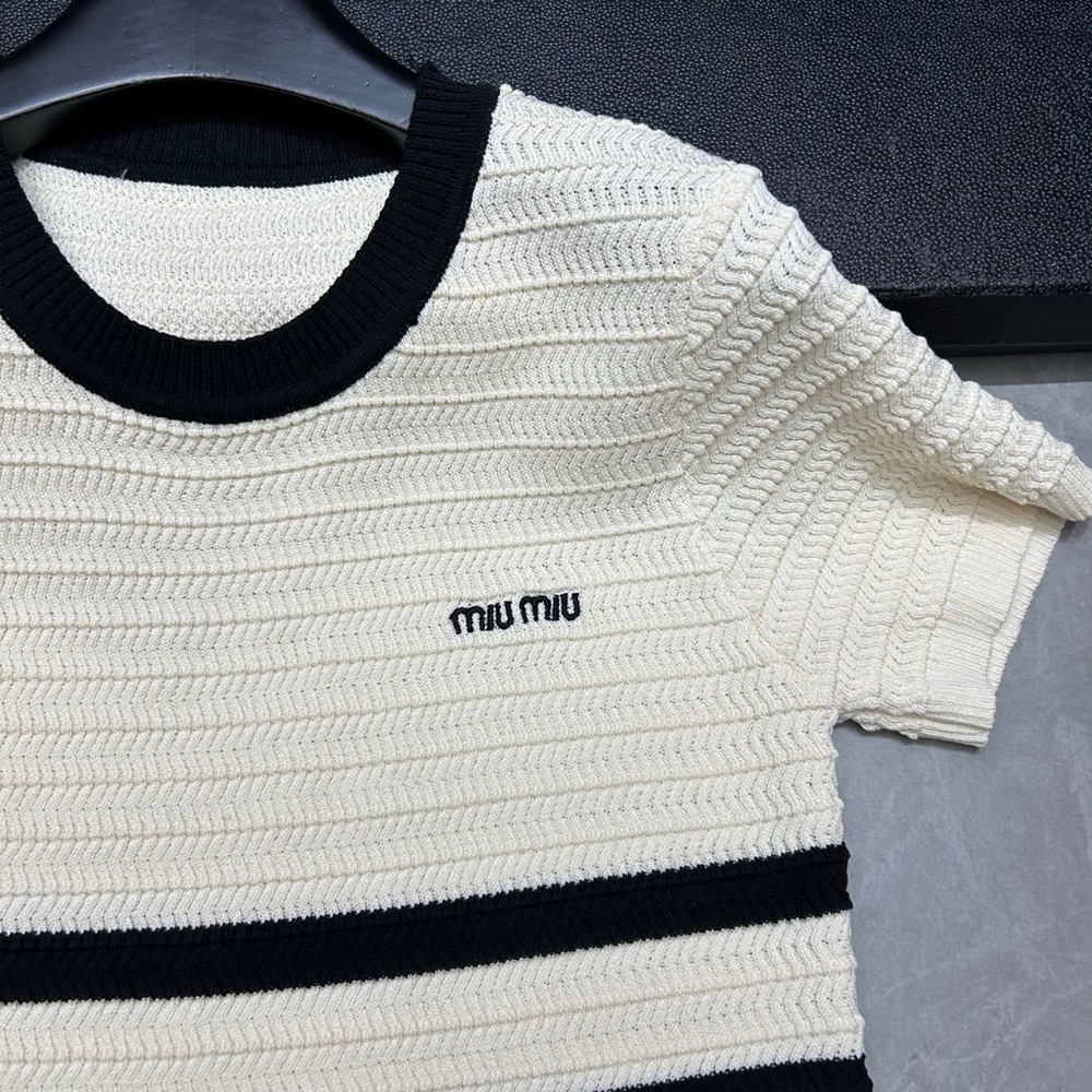 Miu Miu Women's Sweater in Black and Cream - Picture 3 of 4